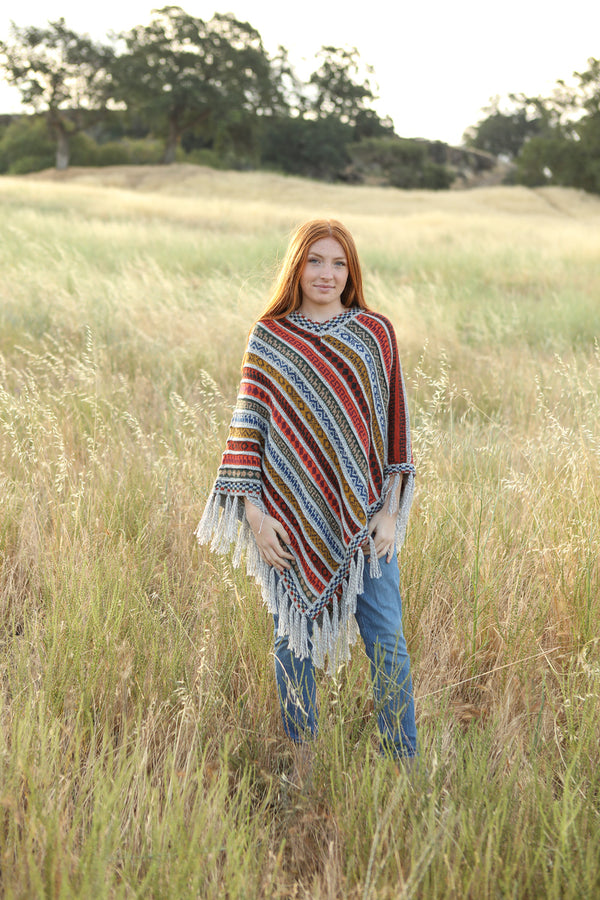 Alpaca poncho with small, elegant folds