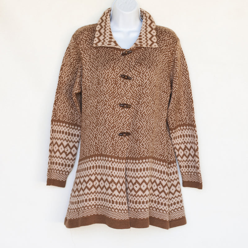 Alpaca coat with four wooden buttons