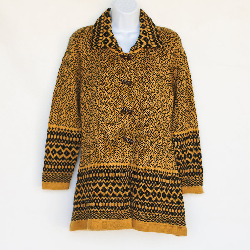 Alpaca coat with four wooden buttons