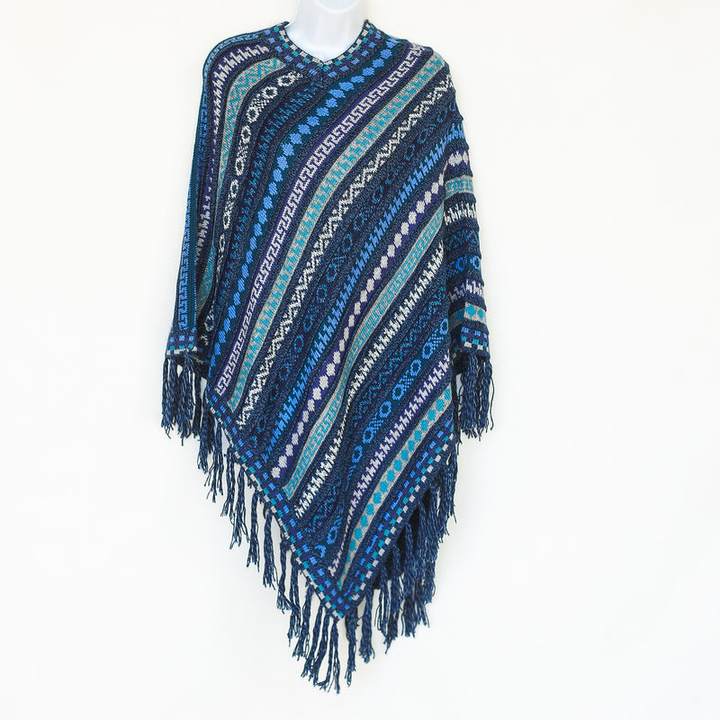 Alpaca poncho with small, elegant folds