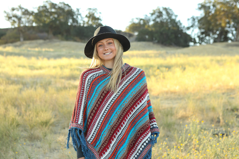 Alpaca poncho with small, elegant folds